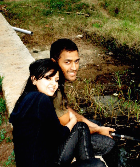 dhoni-fishing-with-wife-sakshi-singh-rawat