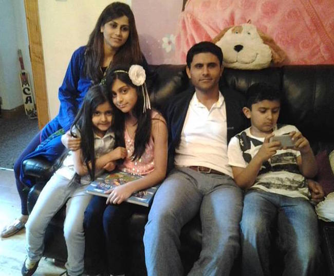 Abdul-Razzaq-With-His-Kids-and-Wife