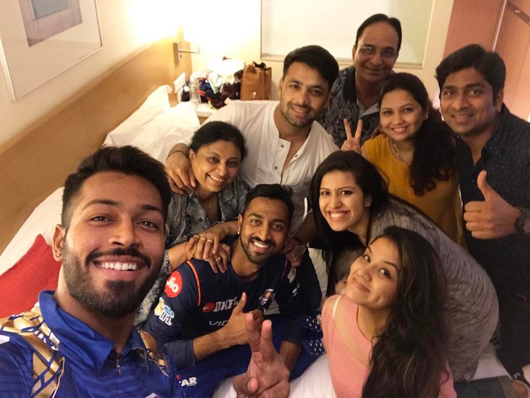 Hardik Pandya, Krunal Pandya with family & friends