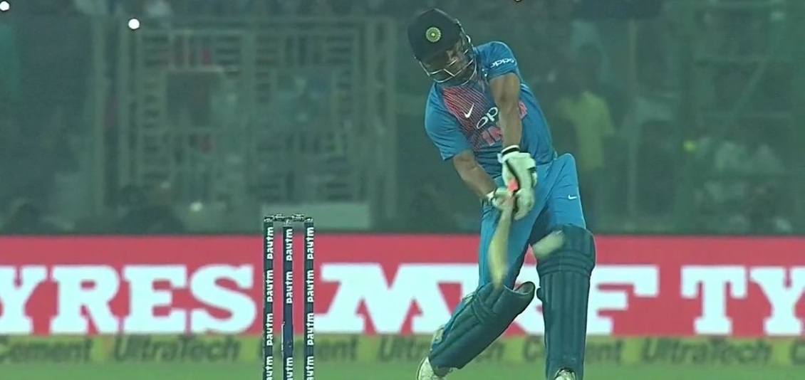 MS Dhoni SIX 1st ball