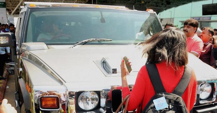 A crazy female fan blocks the path of MS Dhoni’s Hummer outside Ranchi airport and then this happened