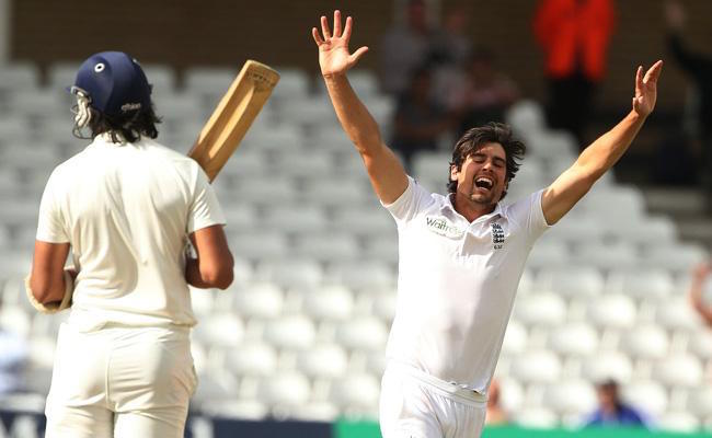 Alastair-Cook-dismissed-Ishant Sharma