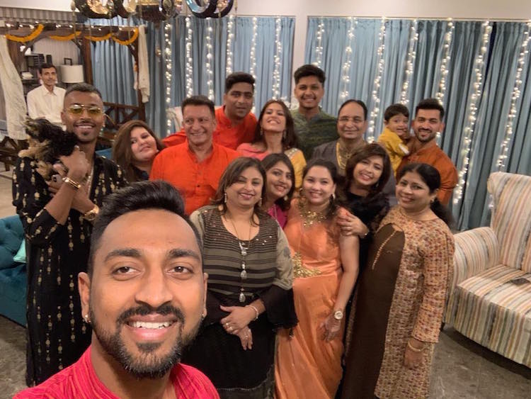 Hardik-Krunal with their family