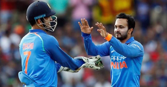 MS Dhoni advises Kedar Jadhav in Marathi during the Wellington ODI