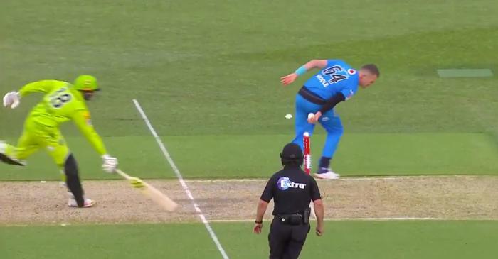 BBL|09: WATCH – Peter Siddle pulls off a brilliant no-look run out to dismiss Usman Khawaja