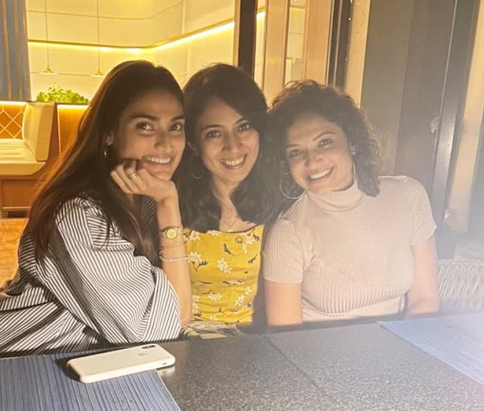 Athiya Shetty and friends