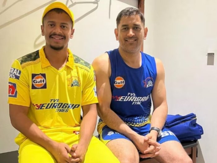 Subhranshu Senapati with MS Dhoni