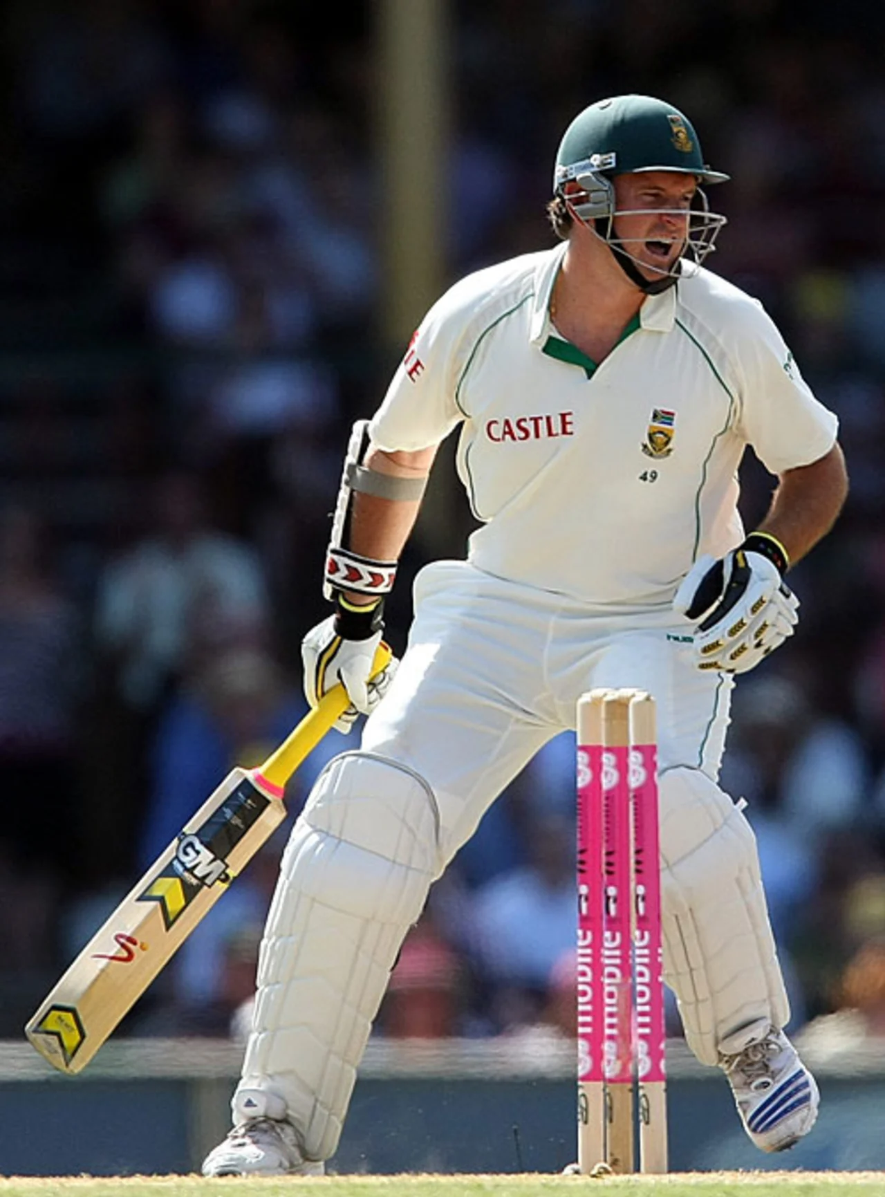 Graeme Smith playing against Australia in an injured arm