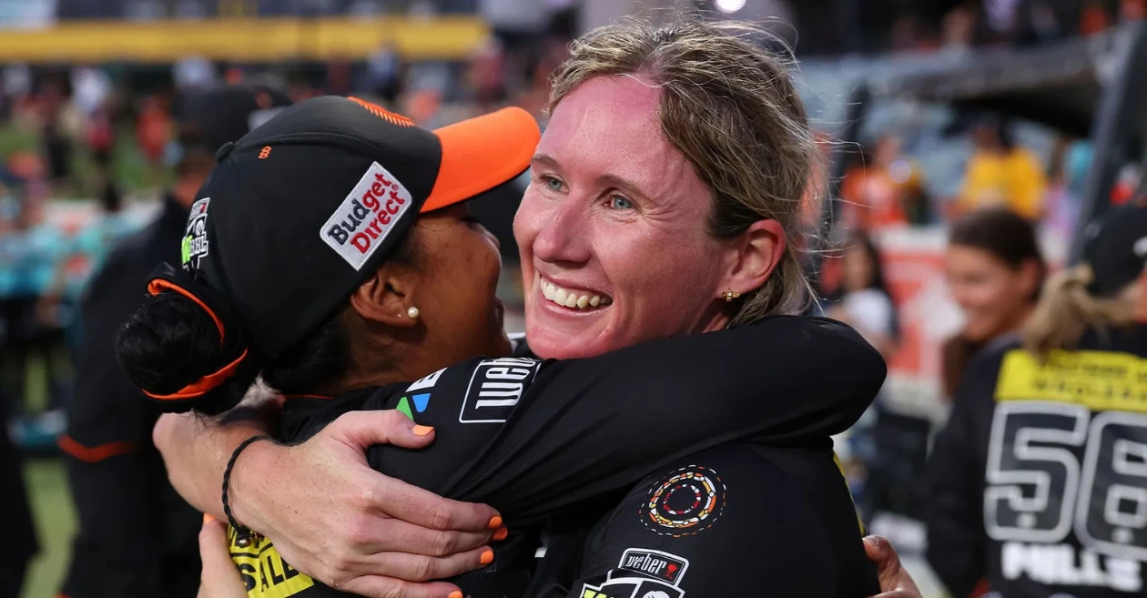 WBBL|11: Beth Mooney steers Perth Scorchers into the play-offs with emphatic win over Brisbane Heat